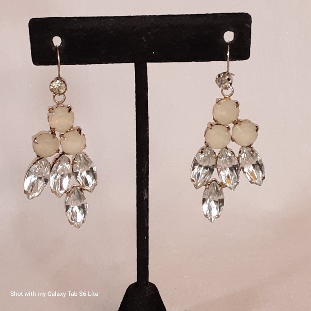 💎Chandelier Earrings Clear Marquise And Opaque Round Stones